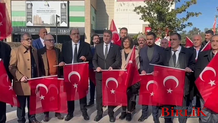 İyi Parti Gençlik Kollarından Türk Bayrağı Dağıtımı