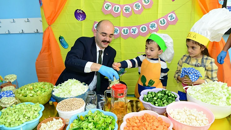 Kaymakam Sungur, Miniklerle Birlikte Turşu Kurdu
