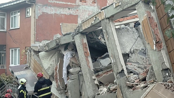 Kocaeli'de Faciadan Dönüldü: 7 Katlı Bina Çöktü, Ekipler Seferber Oldu