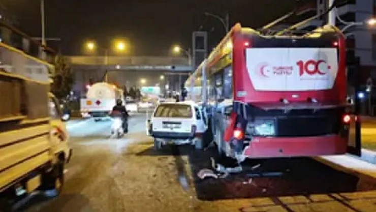 Malatya'da Otomobil İle Trambüs Çarpıştı: 5 Yaralı