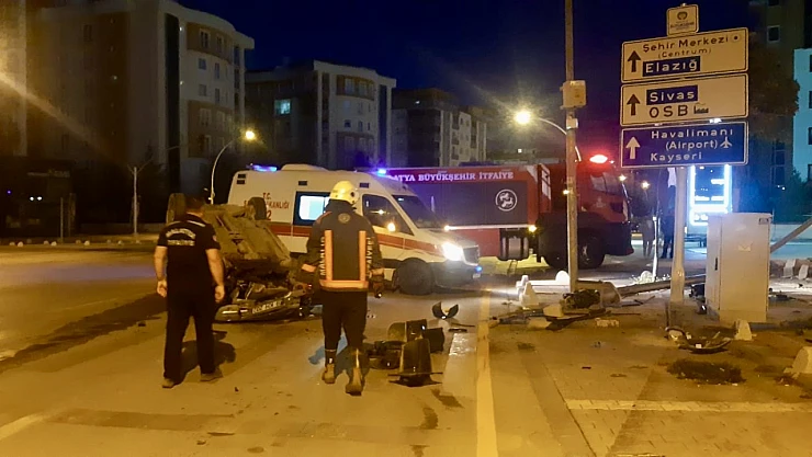 Malatya'da Sabah Saatlerinde Kaza: Araç Direğe Çarpıp Takla Attı