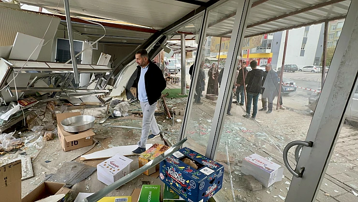 Malatya'da Trafik Kabusu: Hızlı Araç Konteyner İşyerlerini Biçti, Tarlaya Düştü