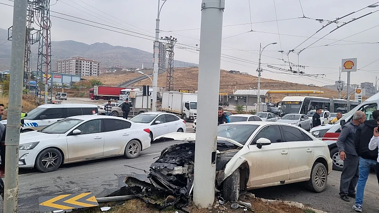 Malatya-Elazığ Yolu'nda Kavşak Kazası: Sürücüler Hastaneye Kaldırıldı