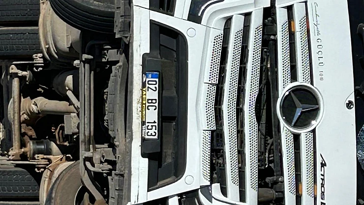 Malatya-Sivas Yolunda Pancar Yüklü Tır Devrildi: Sürücü Yaralandı