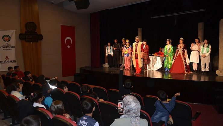 'MİDAS'ın Kulakları' Tiyatrosu Çocuklardan Tam Not Aldı