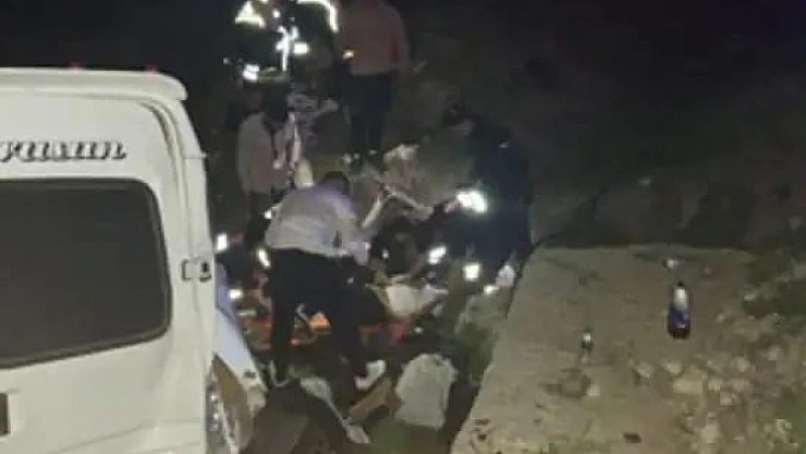 Minibüs Şarampole Yuvarlandı: 2'si Ağır 8 Yaralı