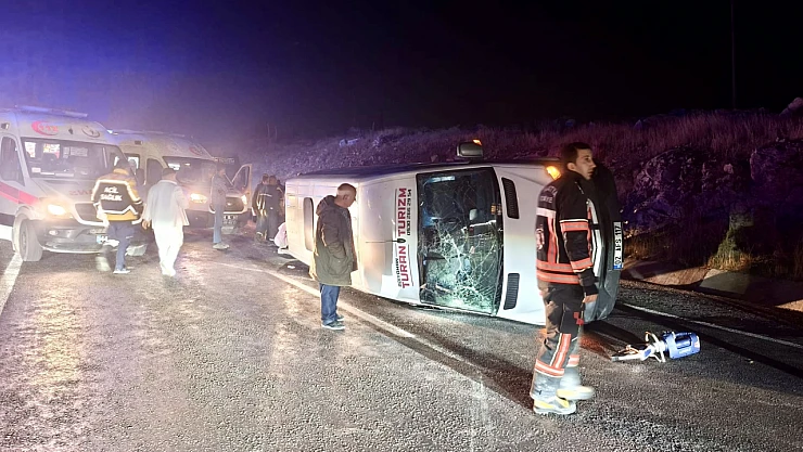 Öğrenci Gezi Minibüsü Devrildi: 1'i Ağır 14 Yaralı