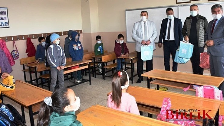 Öğrencilere Kırtasiye ve Spor Malzemesi Yardımı