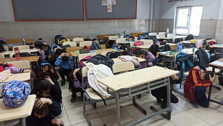 Okullarda Eş Zamanlı Tahliye Tatbikatları Gerçekleştirildi