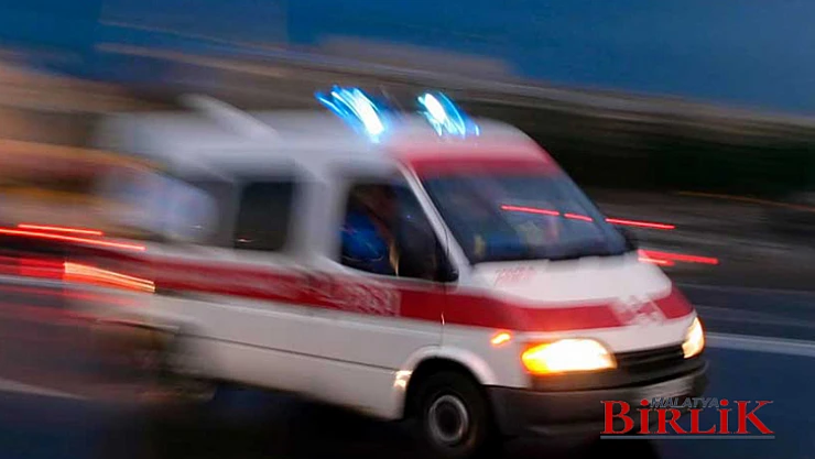 Otomobil Hafriyat Kamyonuna Çarptı: 5 Yaralı