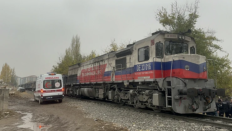 Rayların Üzerine Düşen Yaşlı Adam Tren Altında Kaldı