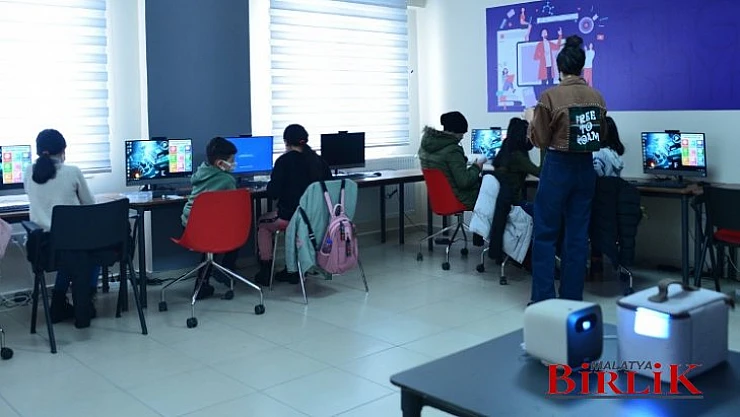 Robotik Kodlama Eğitimi Alan Gençler, Geleceğin Teknolojisini Öğreniyor