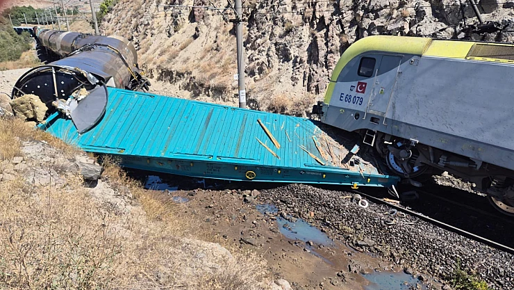 TCDD'ye Ait Yük Trenleri Malatya'da Çarpıştı, Sağlık Ekipleri Seferber Oldu