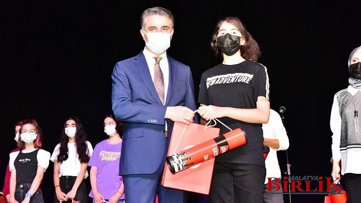 Vali Baruş, LGS'de İlk 100'e Giren Öğrencileri Ödüllendirdi
