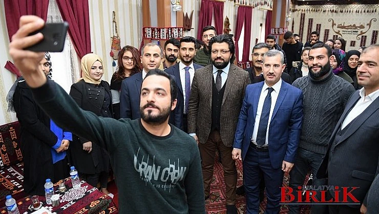 Yeşilyurt Belediye Başkanı Mehmet Çınar, Üniversiteli Öğrencilerle Bir Araya Geldi