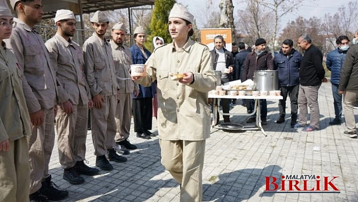 Yeşilyurt Belediyesi, Çanakkale Zaferinin 107. Yılı Anısına Hoşaf Ve Arpa Ekmek Dağıttı