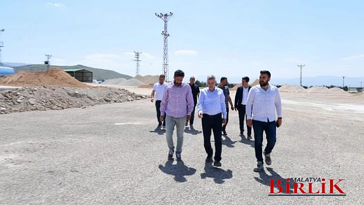 Yeşilyurt Belediyesi Depremde Hasar Gören Yolları Yeniliyor