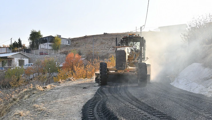 Yeşilyurt Belediyesi ekipleri, ulaşım konforunu artırmak için ilçenin dört bir yanında çalışmalarını sürdürüyor.