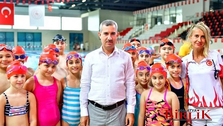 Yeşilyurt Belediyesi Yüzme Kursuna Katılan Çocuklar, Teorik Ve Pratik Eğitimler Alıyor
