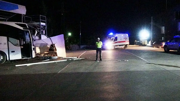 Yolcu Otobüsü Oto Yıkamaya Daldı: 8 Yaralı