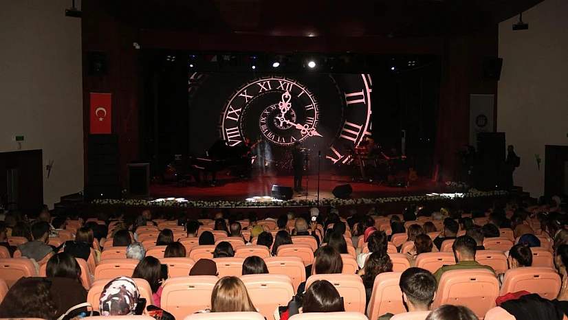 50. Yıl Konserinde Solo Keman Sahneye Damga Vurdu