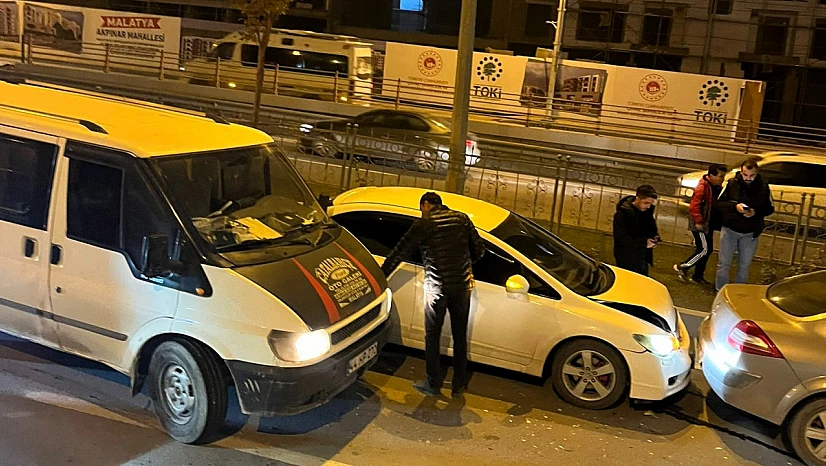 Alt Geçit Girişinde Zincirleme Kazalar Trafiği Aksattı