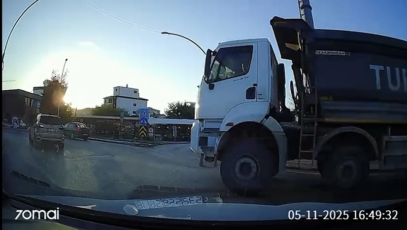 Araç Kamerası Kaydetti: Hafriyat Kamyonu Kavşakta Trafiği Tehlikeye Attı