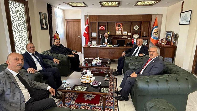 Yazıhan Belediye Başkanı'na Farklı Partilerden Teklifler: Göçer'in Siyasi Geleceği Masada