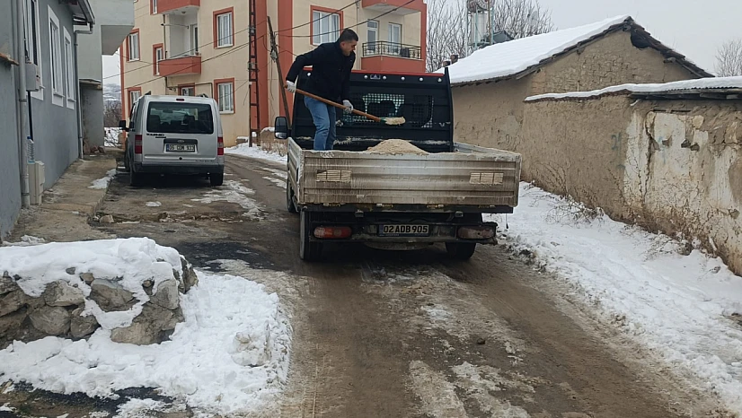 Battalgazi Belediyesi ekipleri tuzlama çalışmalarını aralıksız sürdürüyor