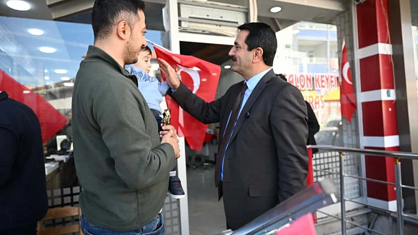 Battalgazi'de Cumhuriyet Coşkusu: Başkan Taşkın Vatandaşlara Türk Bayrağı Hediye Etti