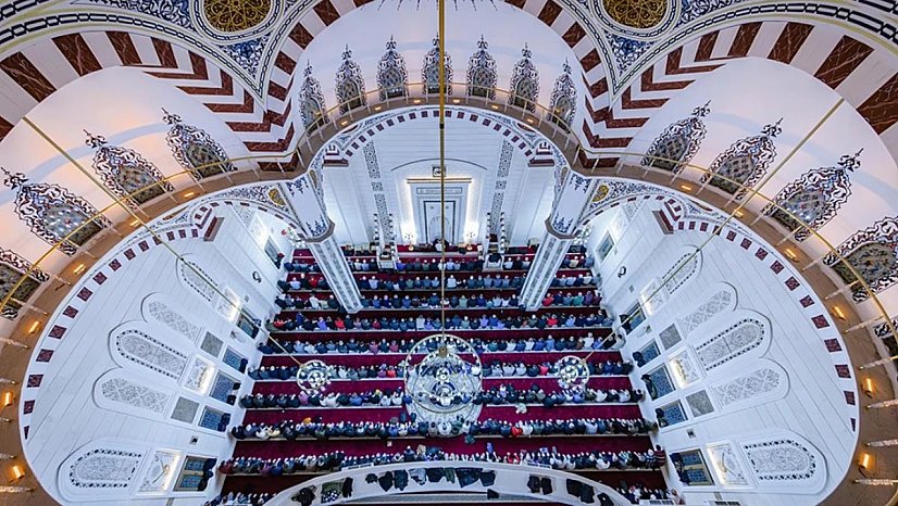 Cuma hutbesi: İnsan, huzuru ibadetle elde eder