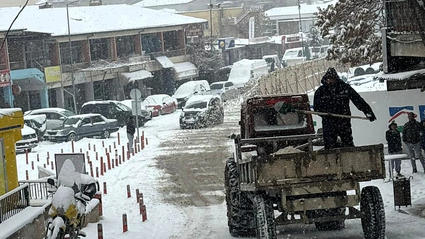 Darende'de Kar Alarmı: Kırsal Mahalle Yolları Kapandı