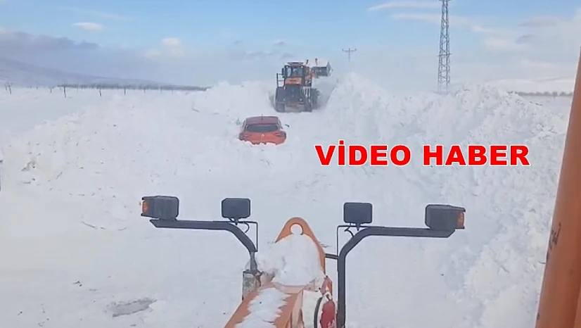Darende'de Zorlu Kış Mesaisi: Araçlar Kardan Temizlendi