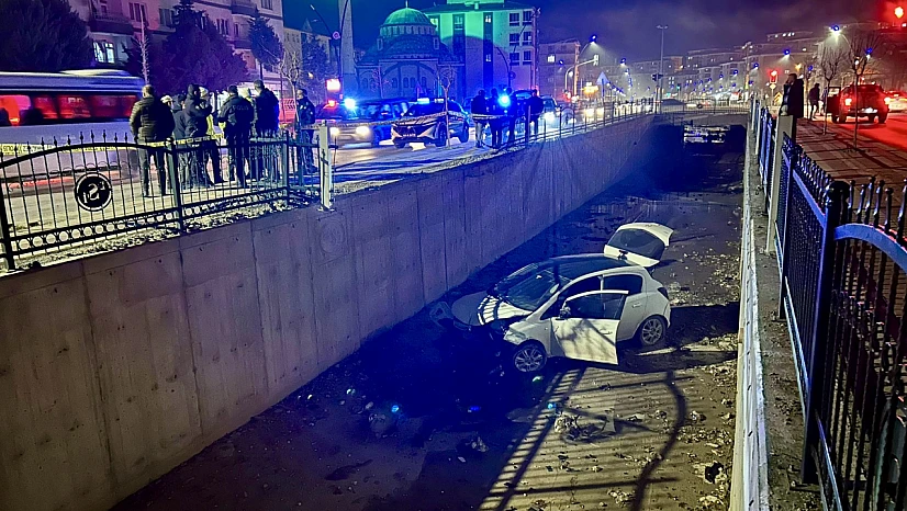 Direksiyon Hakimiyetini Kaybeden Sürücü Sulama Kanalına Uçtu