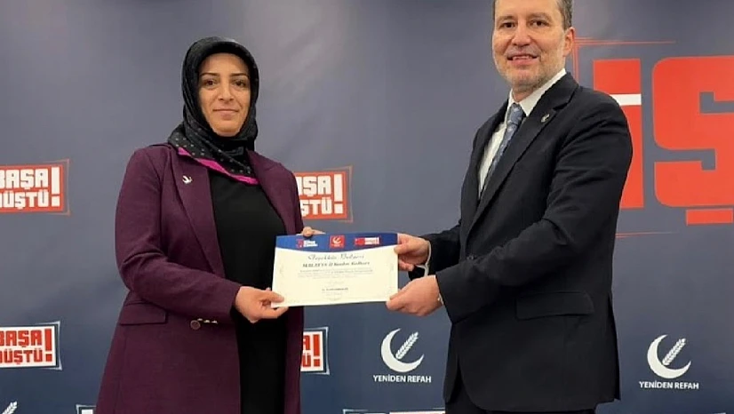 Dr.Fatih Erbakan, Başarılı Malatya İl Kadın Kolları Başkanı Koşar'ı Ödüllendirdi