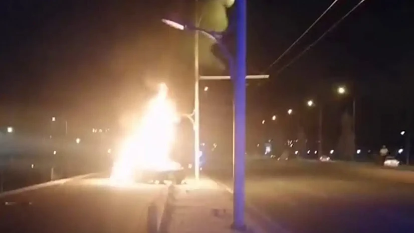 Elektrikli Otomobil Kaza Sonrası Alev Aldı: 2 Kişi Yanarak Hayatını Kaybetti