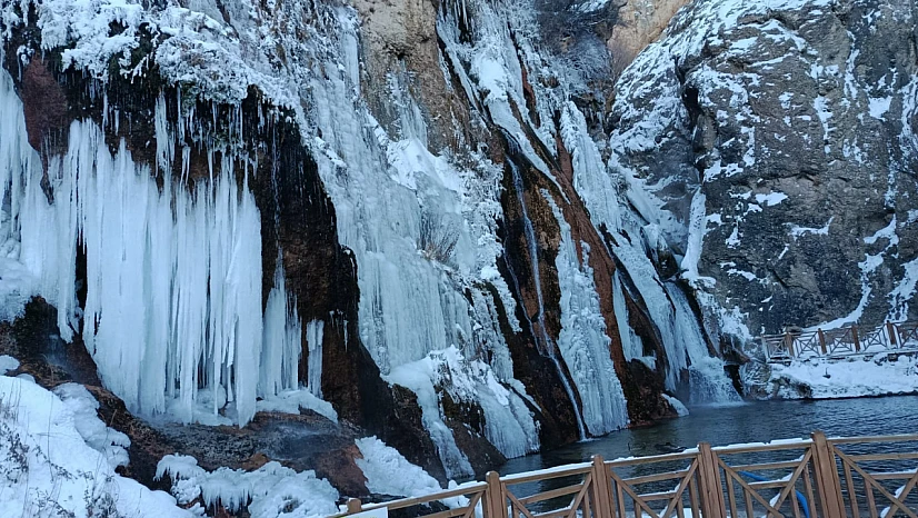 Günpınar Şelalesi'nde Kış Manzarası: Dev Buz Sarkıtları Hayran Bıraktı