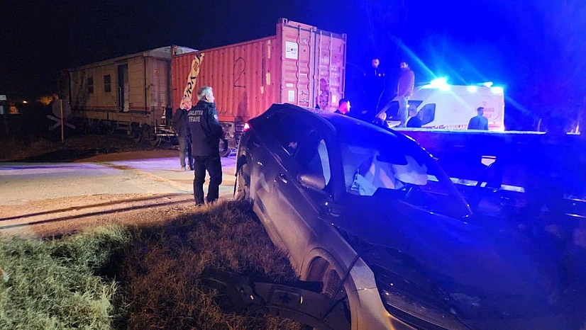 Hemzemin Geçitte Feci Kaza: Otomobile Çarpan Tren 5 Kişiyi Yaraladı