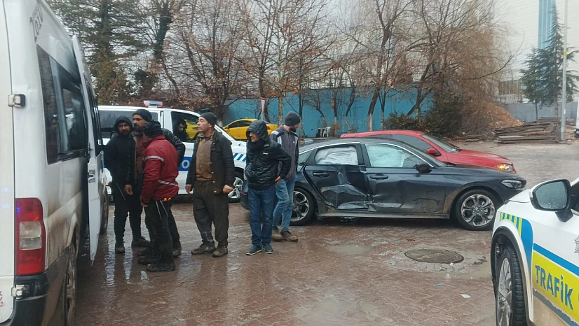 İşçi Servisi ile Otomobil Çarpıştı, Battalgazi'de Korku Dolu Anlar