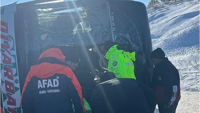 Kars'ta Trafik Kazası: Yolcu Otobüsünde 17 Yolcu Yaralandı