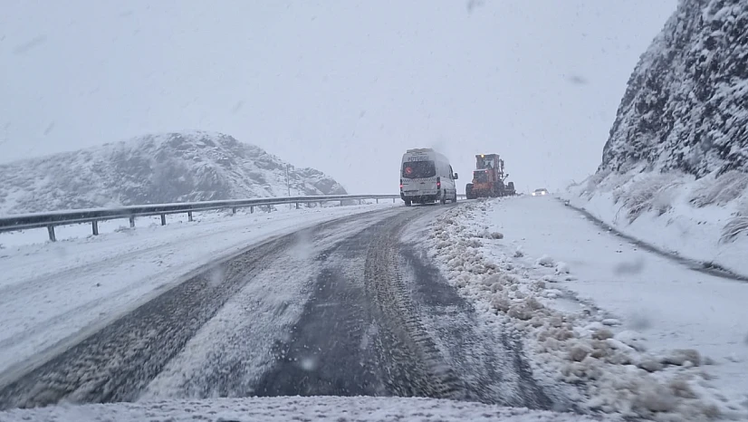 Kubbe Dağı'nda Araçlar Yüksek Kesimlerde Zorlandı, Yol Açma Çalışmaları Devam Ediyor