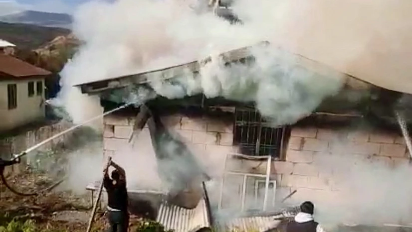 Kullanılmayan Ev Yangını Mahalleliyi Sokağa Döküldü