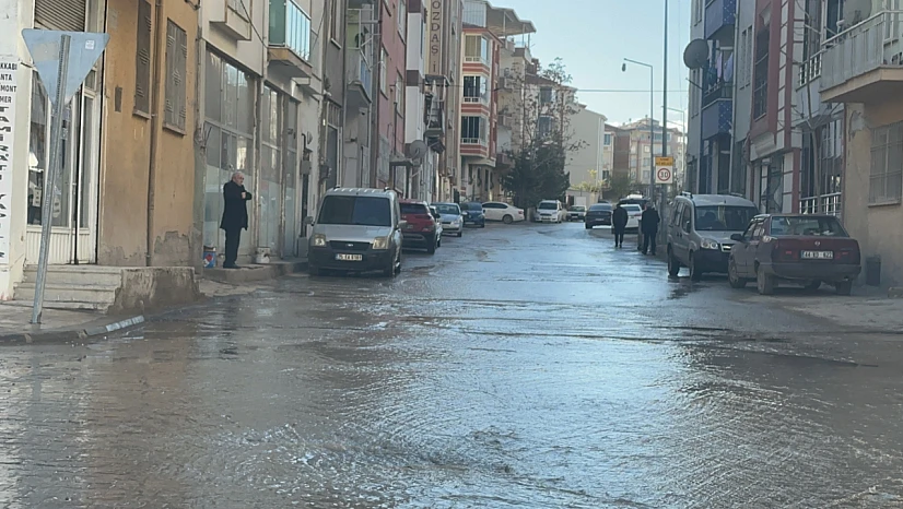 Malatya'da İçme Suyu Hattı Patladı, Sokaklar Sular Altında Kaldı
