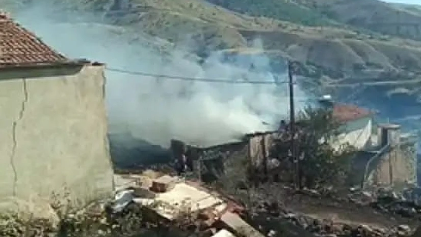 Örtü Yangınında 2 Ev Küle Döndü