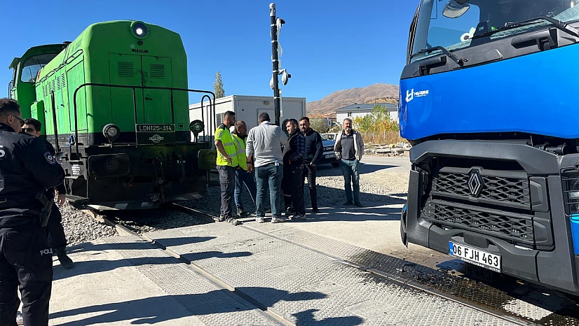 Raylarda Tehlike: Doğanşehir'de Tır, Yük Trenine Çarptı