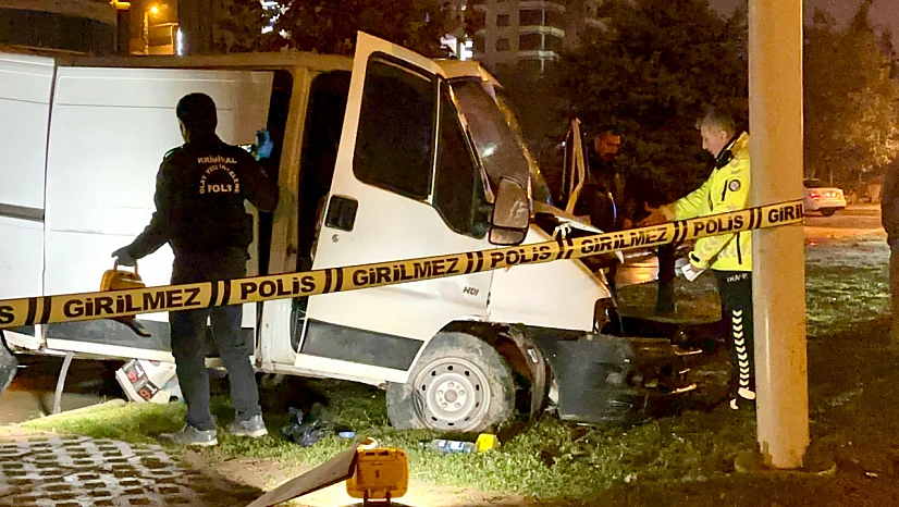 Trambüs Direğine Çarpan Minibüste Alkol Şişeleri Bulundu: 18'lik Sürücü Yaşamını Yitirdi