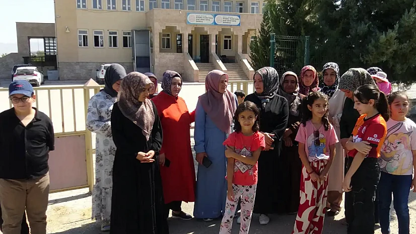 Veliler Okul Servislerinin İptal Edilmesine Tepki Gösterdi