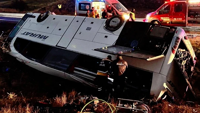 Yolcu otobüsü şarampole devrildi: 2 ölü, 21 yaralı