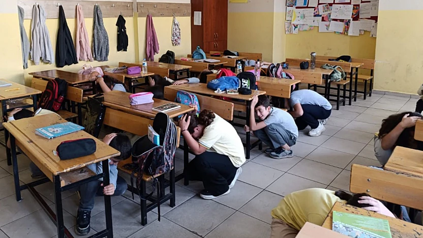 13 Ekim Pazartesi günü tüm okullarda eş zamanlı tahliye tatbikatı yapılacak.