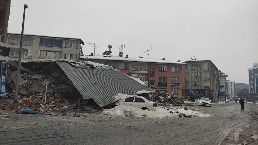 6 Şubat depremi davasında 15 yıl hapis kararı, sanık serbest kaldı